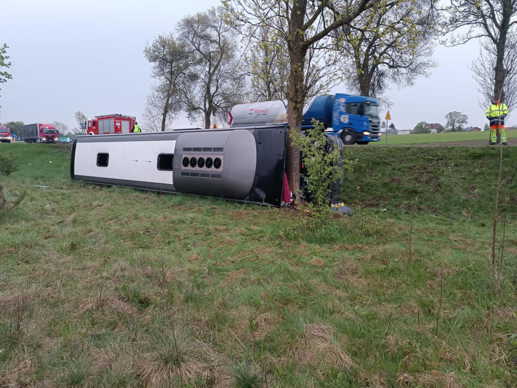 Wypadek autobusu pod Siedlcami. Droga zablokowana, są ranni
