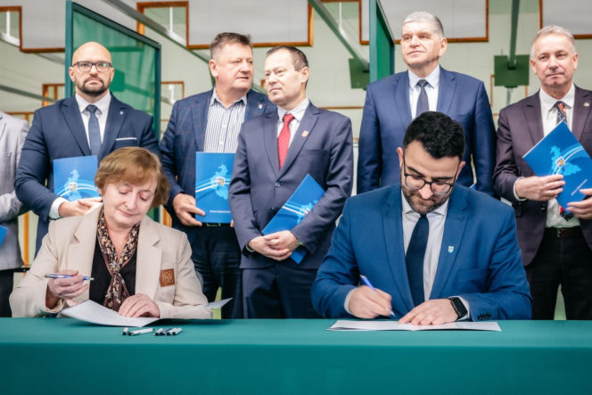 Powiat rzeszowski i łańcucki z porozumieniem o wsparciu w kryzysach. Chodzi o sprzęt, logistykę i ewakuację