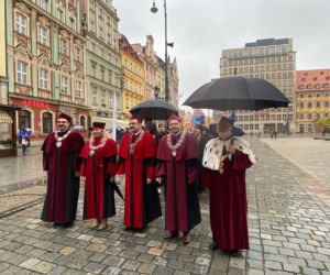 Zrobili to! Maturzyści zatańczyli poloneza na wrocławskim Rynku [WIDEO, ZDJĘCIA]