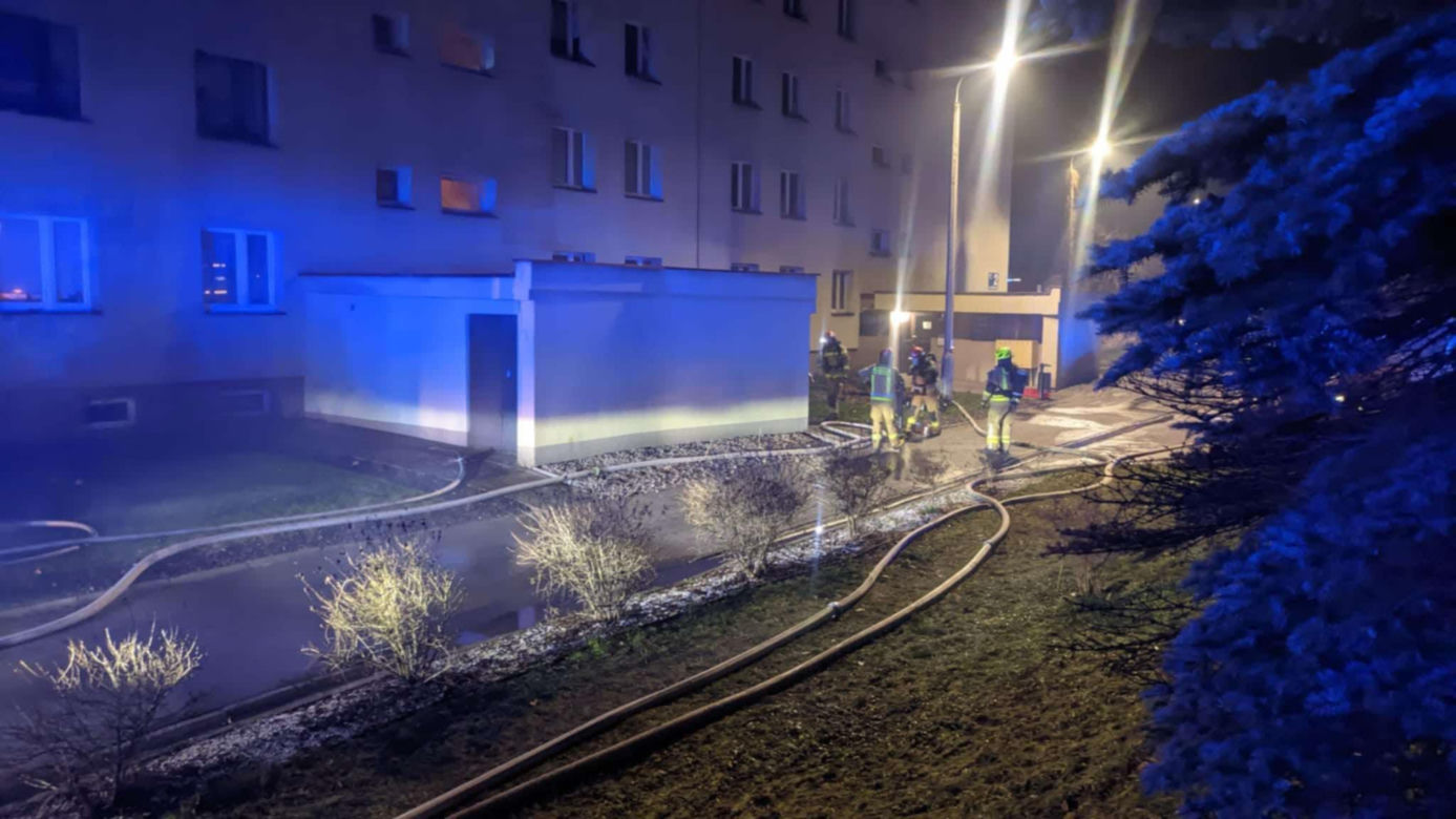 Nocny pożar w bloku przy Olszewskiego w Jaworznie. Ewakuacja setki mieszkańców. Dwoje dzieci w szpitalu