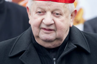 Wstyd! Stanisław Dziwisz PRZYŁAPANY. Podczas gdy badają tuszowanie pedofilii, on pluska się w słonecznej Chorwacji [FOTO]
