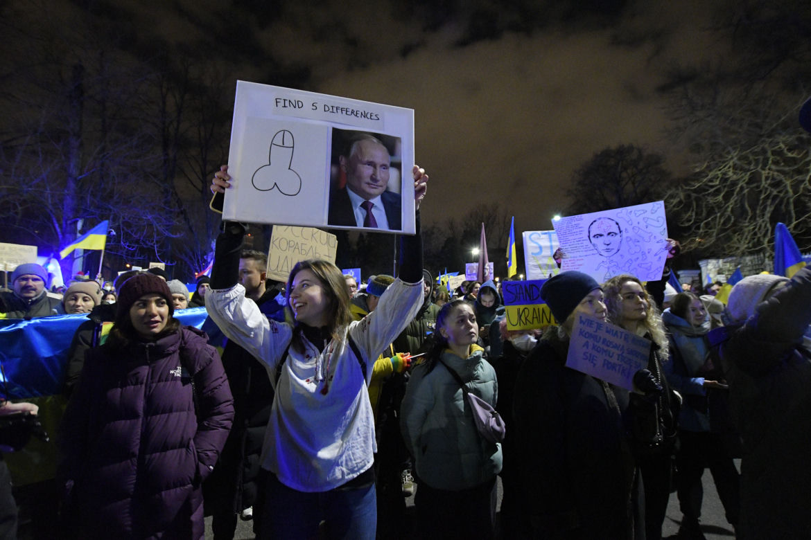 Warszawiacy murem za Ukrainą. Codziennie na protestach dziesiątki tysięcy ludzi