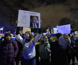 Warszawiacy murem za Ukrainą. Codziennie na protestach dziesiątki tysięcy ludzi