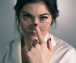 Martyna Grajber w łóżku z pucharem