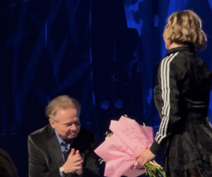 Michał Bajor na koncercie Anny Wyszkoni. Wskoczył do niej na scenę