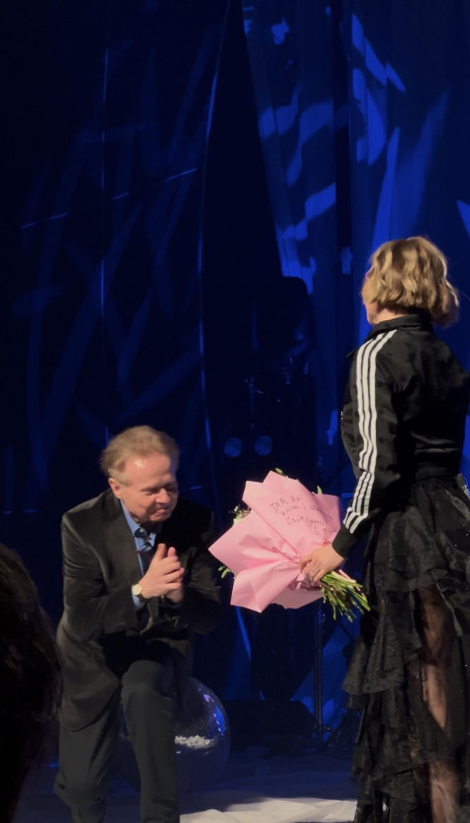 Michał Bajor na koncercie Anny Wyszkoni. Wskoczył do niej na scenę