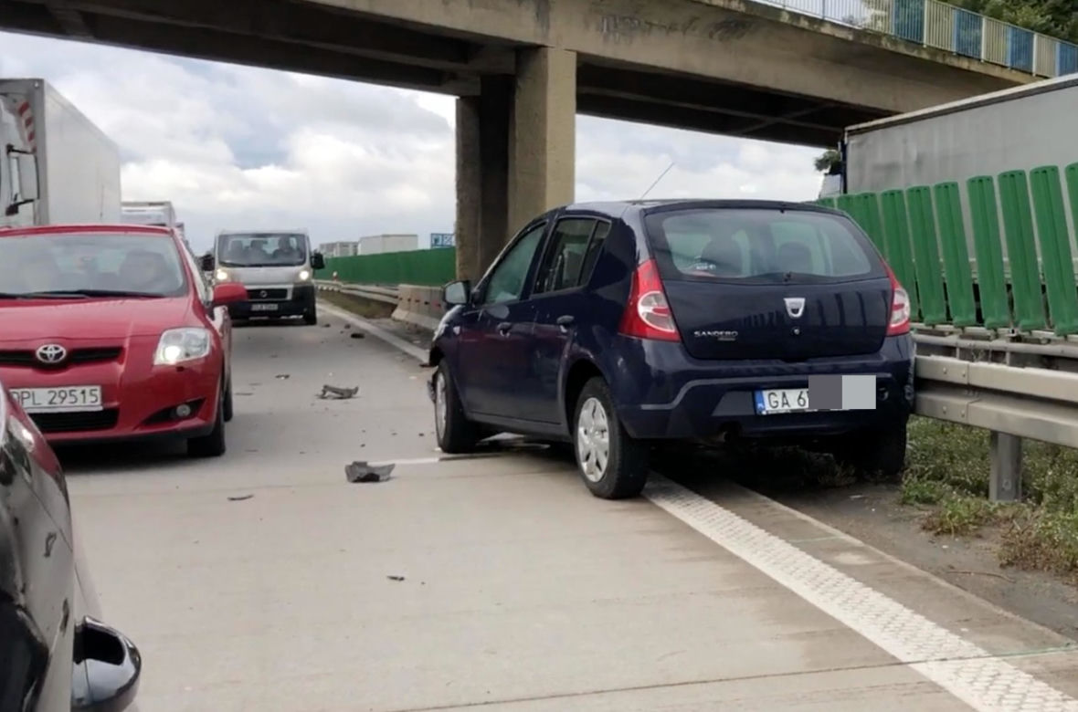 Wypadek A4 dacia wjechała w bariery