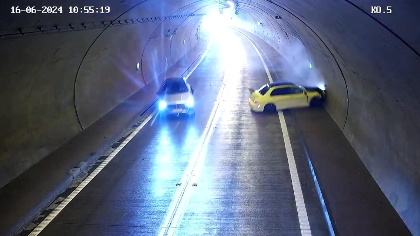 Wypadek w tunelu w Lalikach. Rozpędzone mitsubishi staranowało mercedesa. 5 osób w szpitalu 