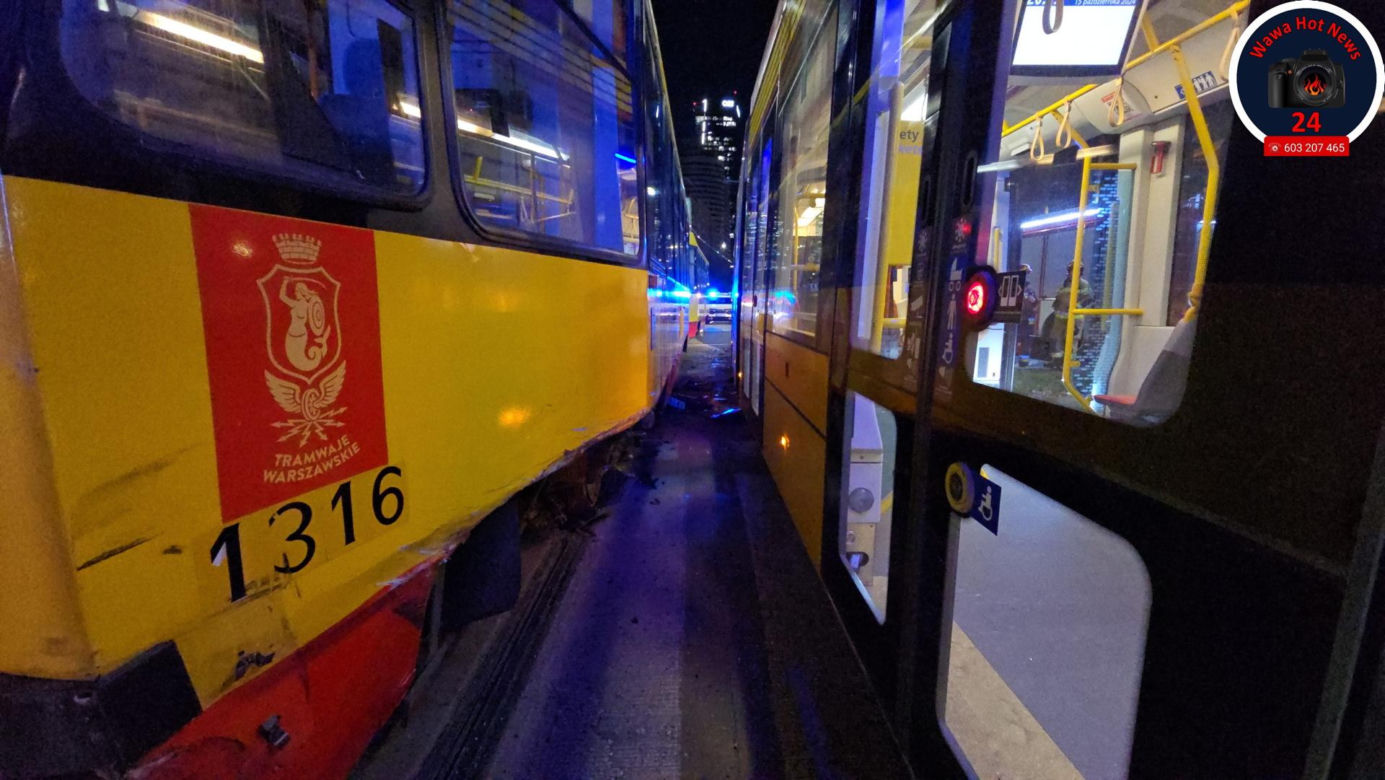 Groźny wypadek w Warszawie. Samochód i dwa tramwaje rozbite. Jeden z nich się wykoleił