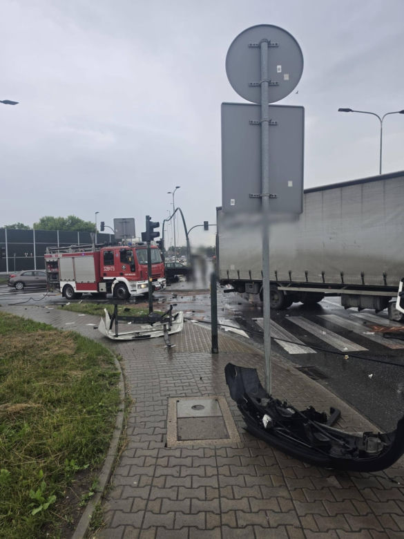 Kraksa osobówki z ciężarówką w Krakowie. Duże utrudnienia drogowe