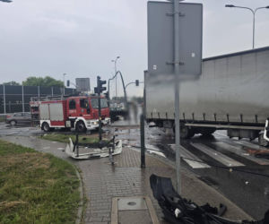 Kraksa osobówki z ciężarówką w Krakowie. Duże utrudnienia drogowe