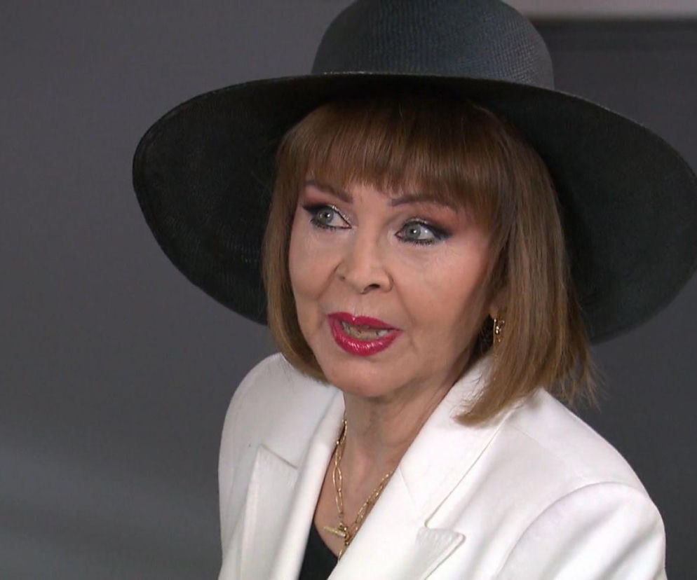 Aktorka Izabela Trojanowska jako Monika Ross-Nawrot w czarnym kapeluszu. O serialu Klan przeczytasz na Eska.