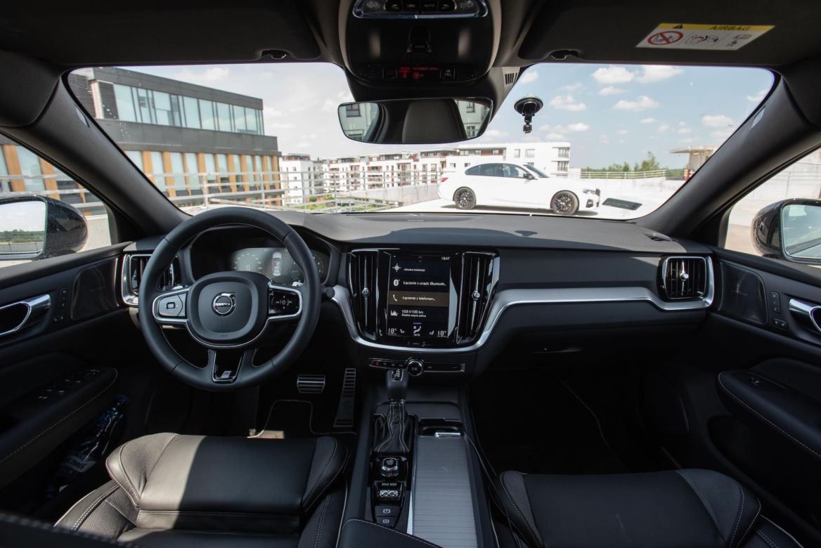BMW 330i vs Volvo S60 T5