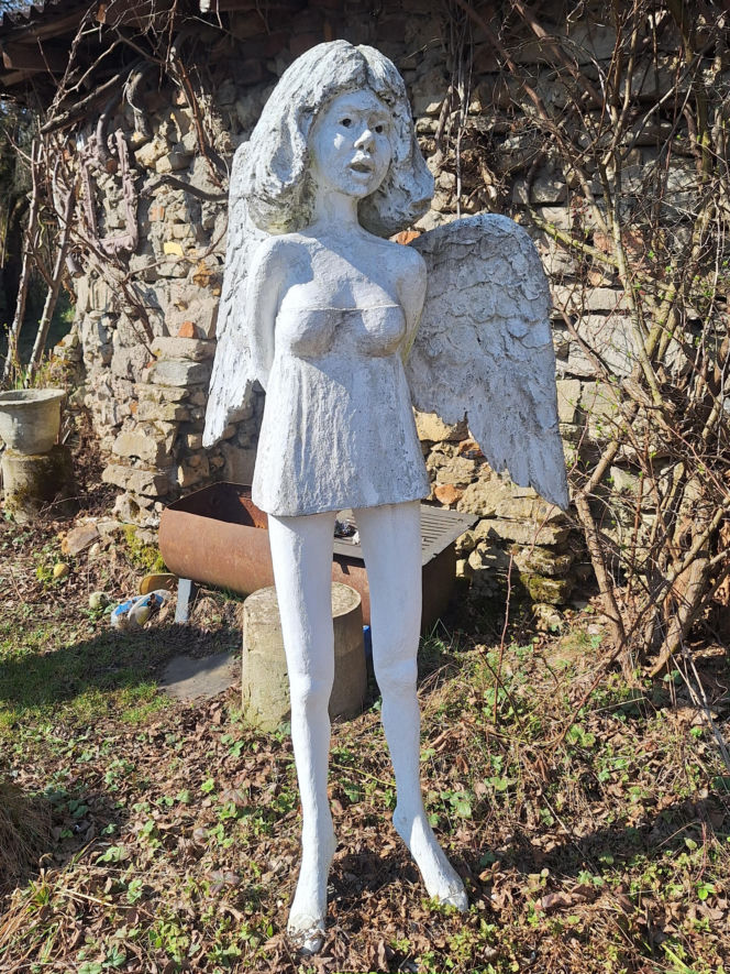 Surrealistyczne rzeźby zdobią ogród. Budzą niepokój i ciekawość