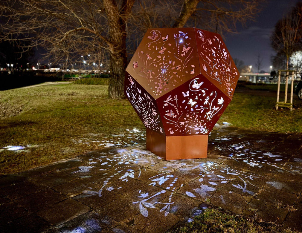 Warszawa. Lampiony w Dzielnicy Wisła