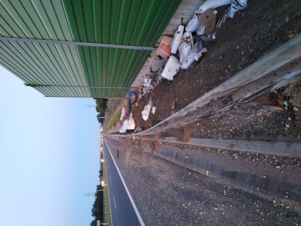 ZASNĄŁ za kierowcą i wjechał w barierki! GROŹNY wypadek na S8! [ZDJĘCIA] 