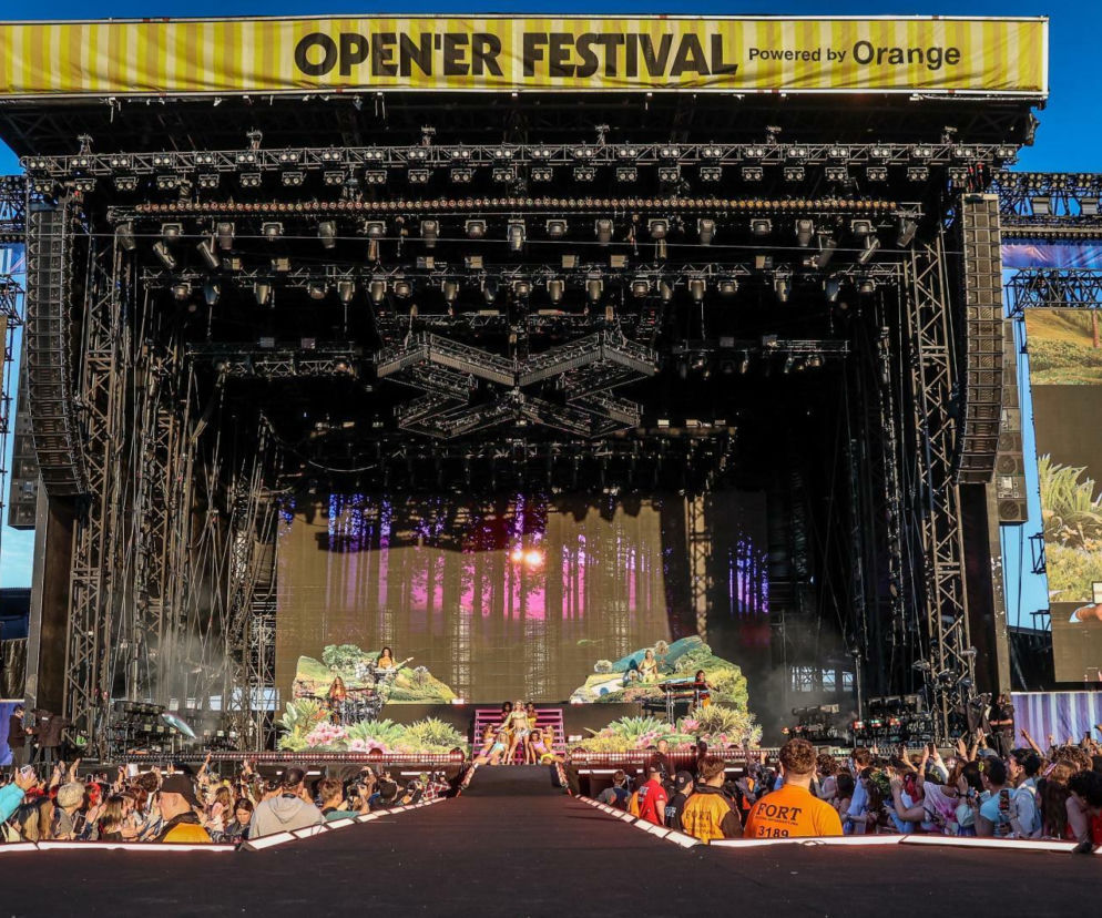 Duża scena Open'er Festival z tancerkami na ekranach i publicznością. O występach gwiazd przeczytasz na Eska.