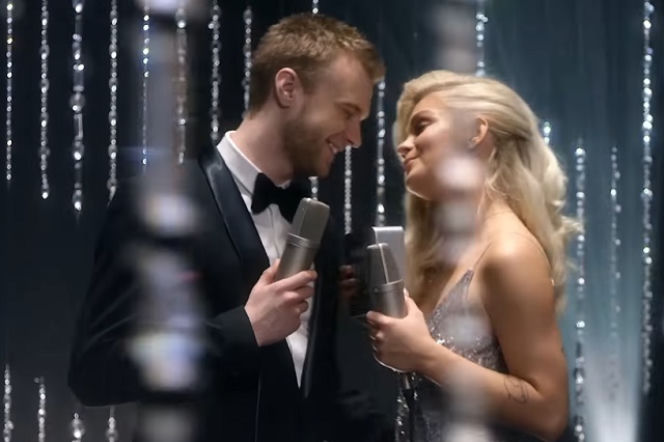 Kim jest chłopak z reklamy Play, który całuje Margaret?!