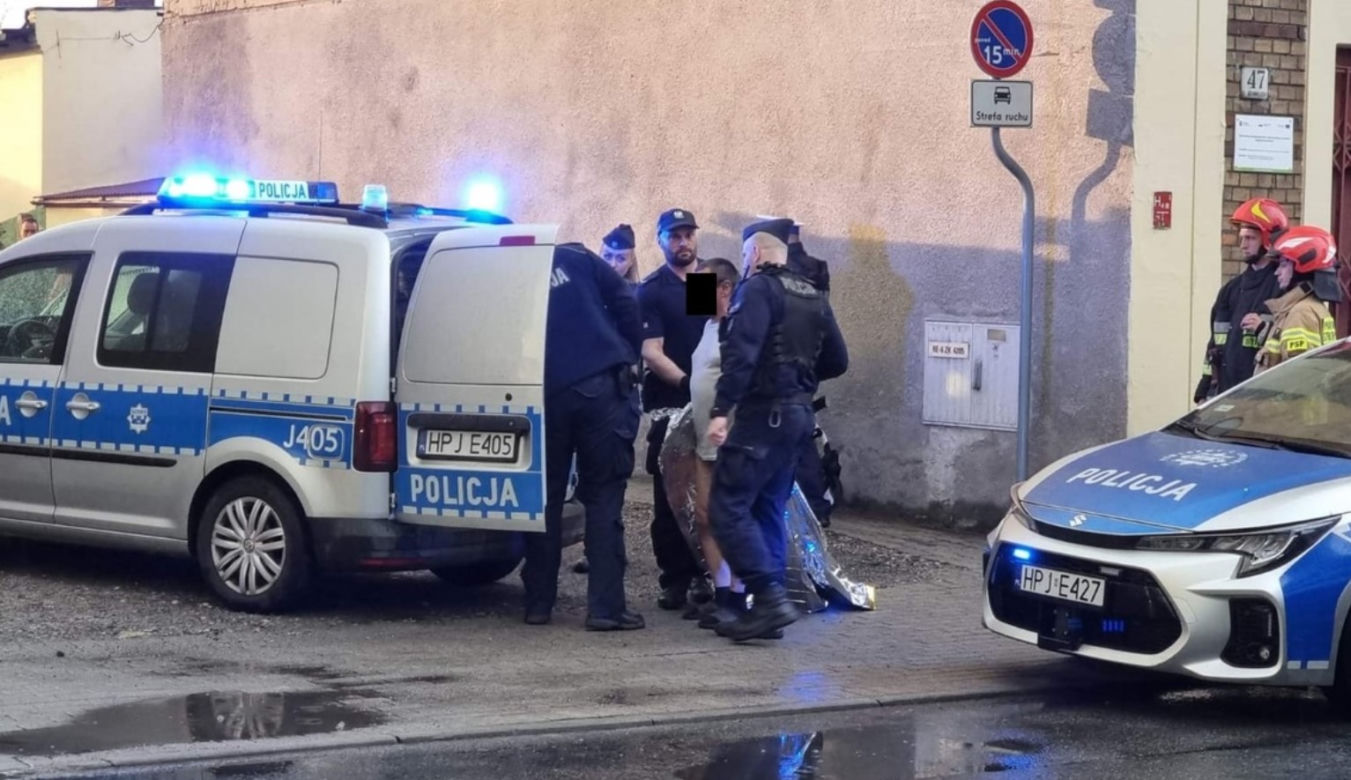 Pożar w Kędzierzynie-Koźlu. To sprawka Irka? Stał i patrzył, kiedy policjantka wynosiła z ognia niemowlę