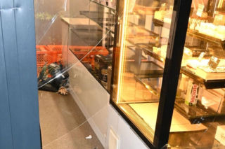 Włamał się do piekarni i zaczął jeść ciasta