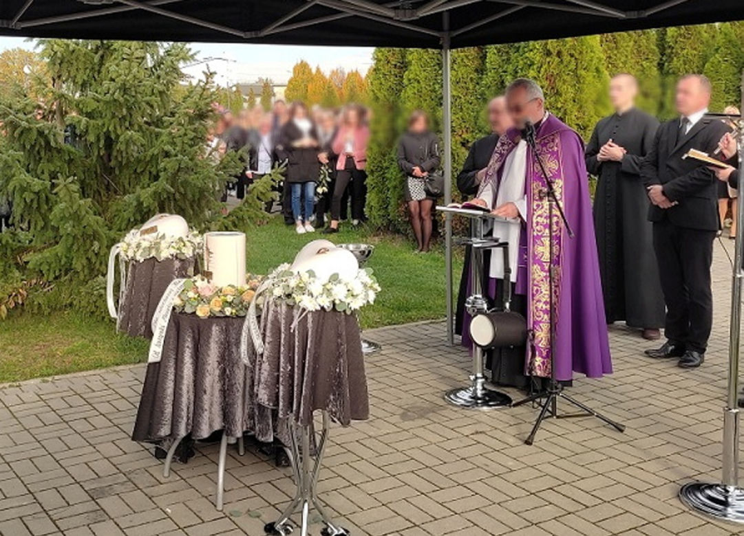 Katarzyna z malutkimi córeczkami zostaną pochowane w rodzinnym grobowcu. Wzruszające słowa księdza