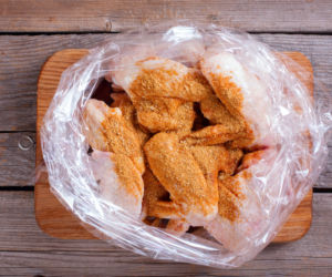 Skrzydełka pieczone w woreczku: przepis krok po kroku