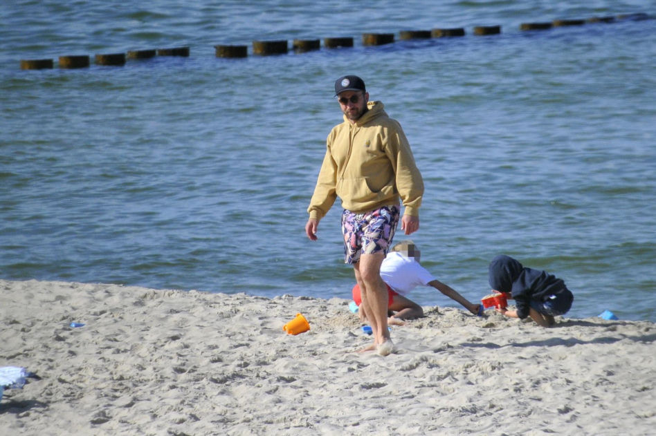 Borys Szyc z rodziną na plaży