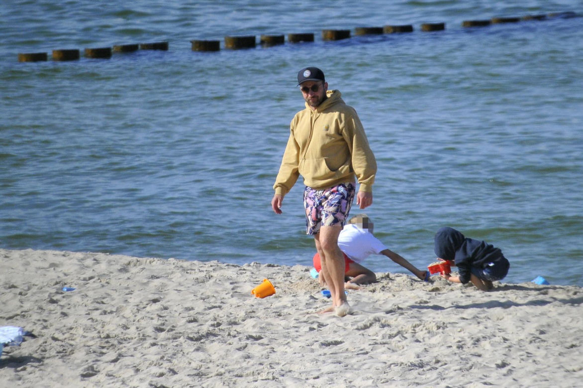 Borys Szyc z rodziną na plaży