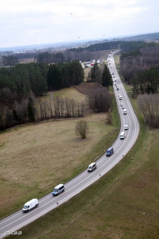 Wielki transport z cudzoziemcami przekroczył granicę. Pojechali w kierunku Litwy [ZDJĘCIA]