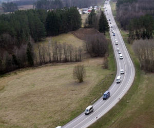 Wielki transport z cudzoziemcami przekroczył granicę. Pojechali w kierunku Litwy [ZDJĘCIA]