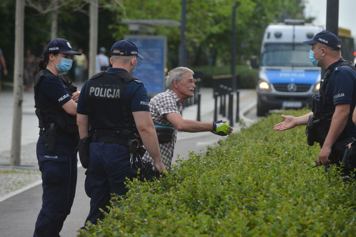 Leciała krew i kebaby. Starcie w centrum Warszawy przy furgonetce antyaborcyjnej 