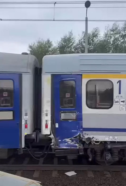 Pociąg pełen pasażerów zderzył się z ciężarówką. Kierowca w szpitalu