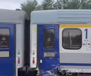 Pociąg pełen pasażerów zderzył się z ciężarówką. Kierowca w szpitalu