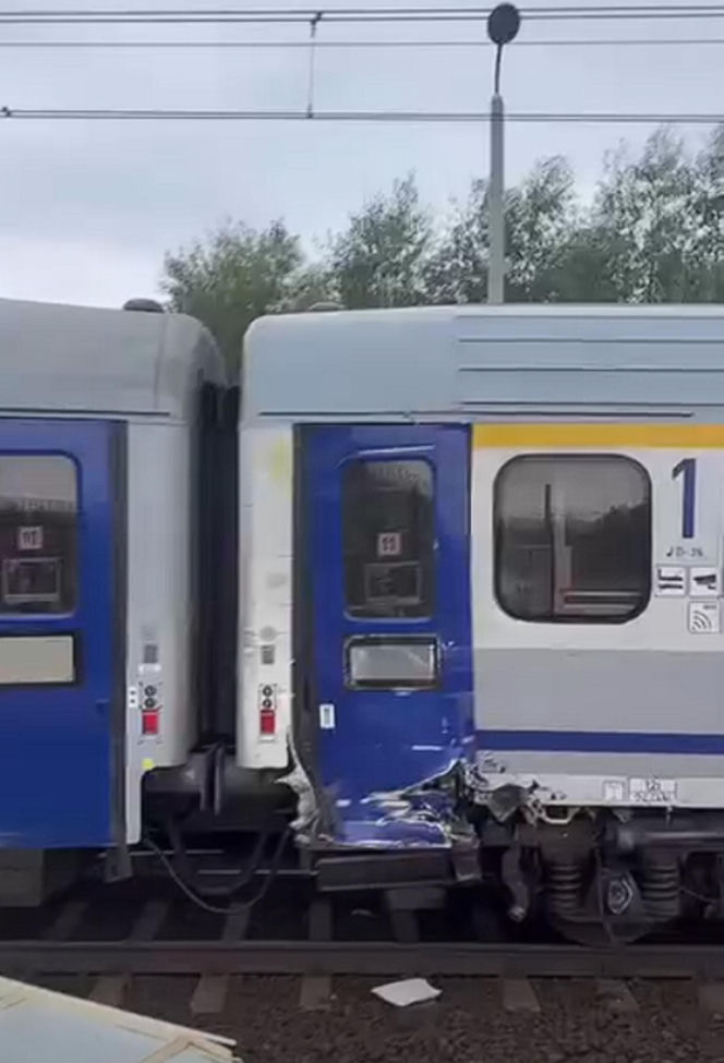 Pociąg pełen pasażerów zderzył się z ciężarówką. Kierowca w szpitalu