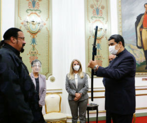 Steven Seagal pojechał do Wenezueli i dał Maduro miecz