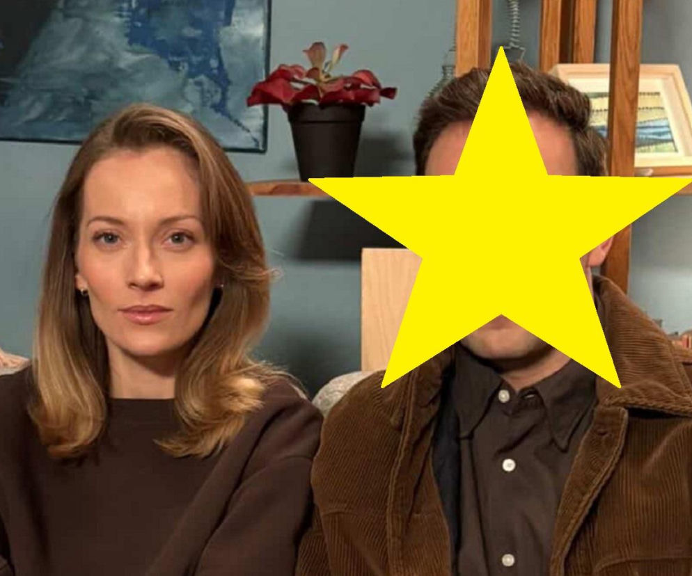 Uśmiechnięta aktorka z długimi blond włosami i tajemniczy mężczyzna z zasłoniętą twarzą, siedzący obok niej, w kadrze z serialu „Barwy Szczęścia”. Zdjęcie ilustruje metamorfozę Kodura w nadchodzącym sezonie, o której można przeczytać na portalu Super Seriale.