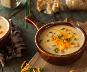 Zupa piwna z serem, boczkiem i kurczakiem