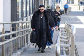 Krzysztof Rutkowski w futrze w sądzie