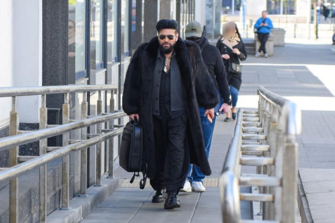 Krzysztof Rutkowski w futrze w sądzie