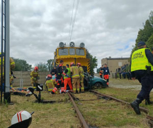Drezyna uderzyła w samochód. Wielka akcja służb na przejeździe w Ostrowie [ZDJĘCIA]