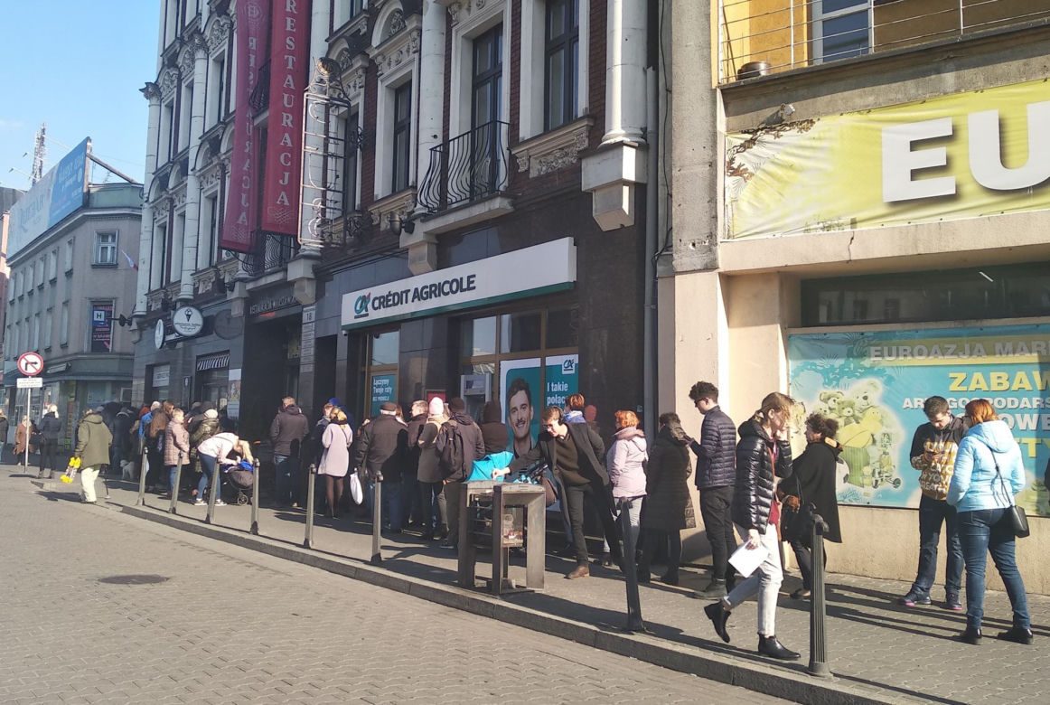Ogromne kolejki po pączki na Śląsku i w Zagłębiu