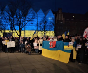 Manifestacja przeciwko wojnie na Ukrainie na placu Solidarności w Szczecinie