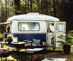 Co mówią przepisy o postawieniu przyczepy na działce?