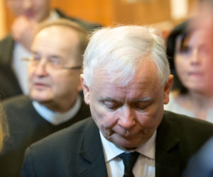 PiS płaci Rydzykowi, Platforma pijanemu spod ambasady