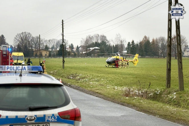 18-letni kierowca bmw walczy o życie po zderzeniu z autobusem. Do szpitala zabrał go śmigłowiec LPR