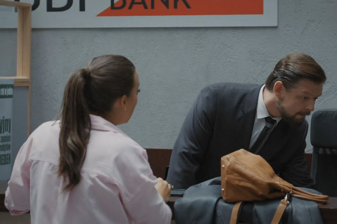 M jak miłość, odcinek 1892. Magda (Anna Mucha), pracownik banku (Filip Wałcerz)