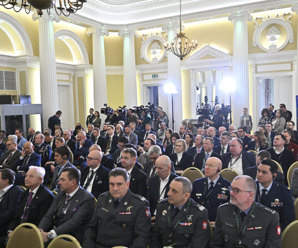 Liczni uczestnicy konferencji o lotnictwie wojskowym w sali hotelu Bellotto. O szczegółach pisze SE Portal Obronny.