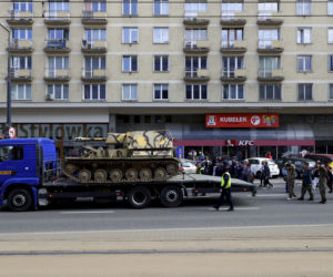 Strajk Kobiet na ulicach z czołgiem i traktorem. Demonstracja przeciwko wojnie