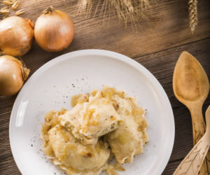 Pierogi z kapustą okraszone cebulką