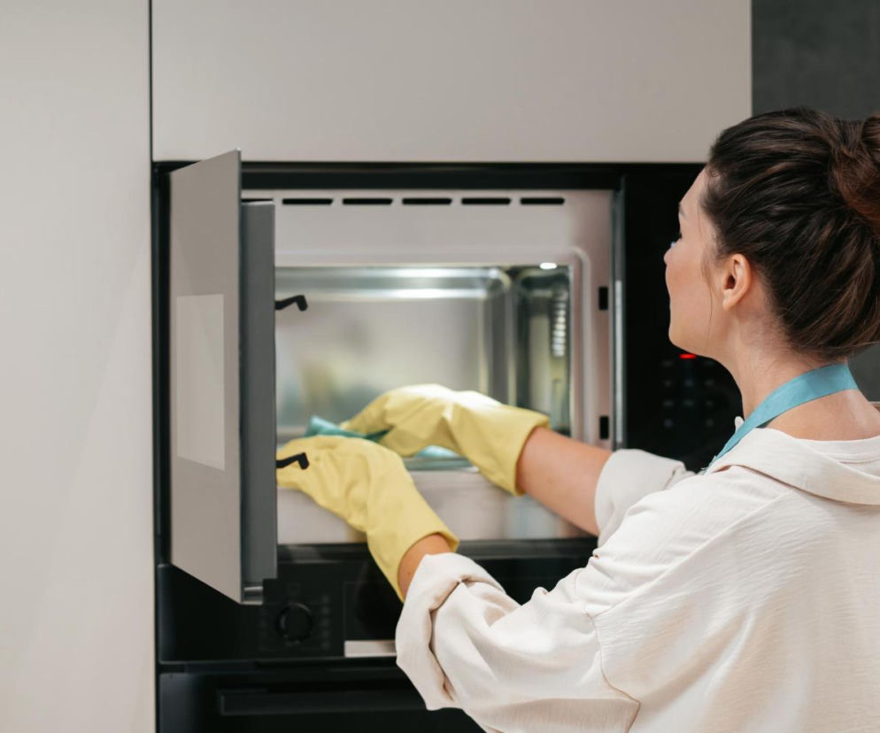 Zamiast wyrzucać, wrzuć do mikrofalówki. Tłuszcz i brud usuniesz w mig